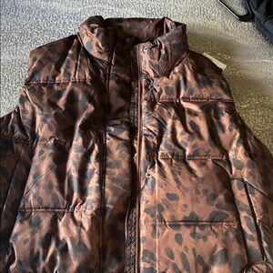 Old Navy *NEW* Women’s Brown Animal Print Puffer Vest